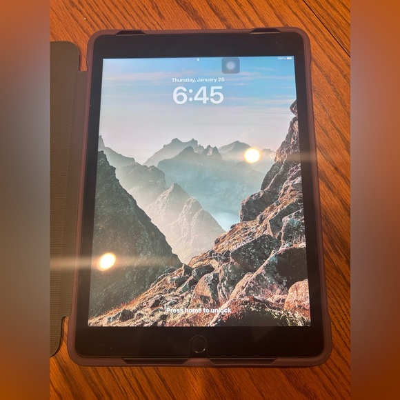 Apple iPad 9th Generation - Picture 2 of 2